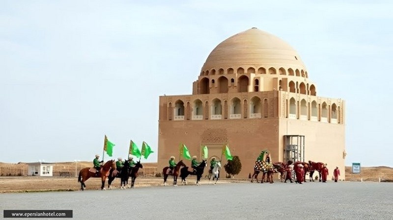 اجرای مراسم تعزیه خوانی در جوار مقبره سلطان سنجر